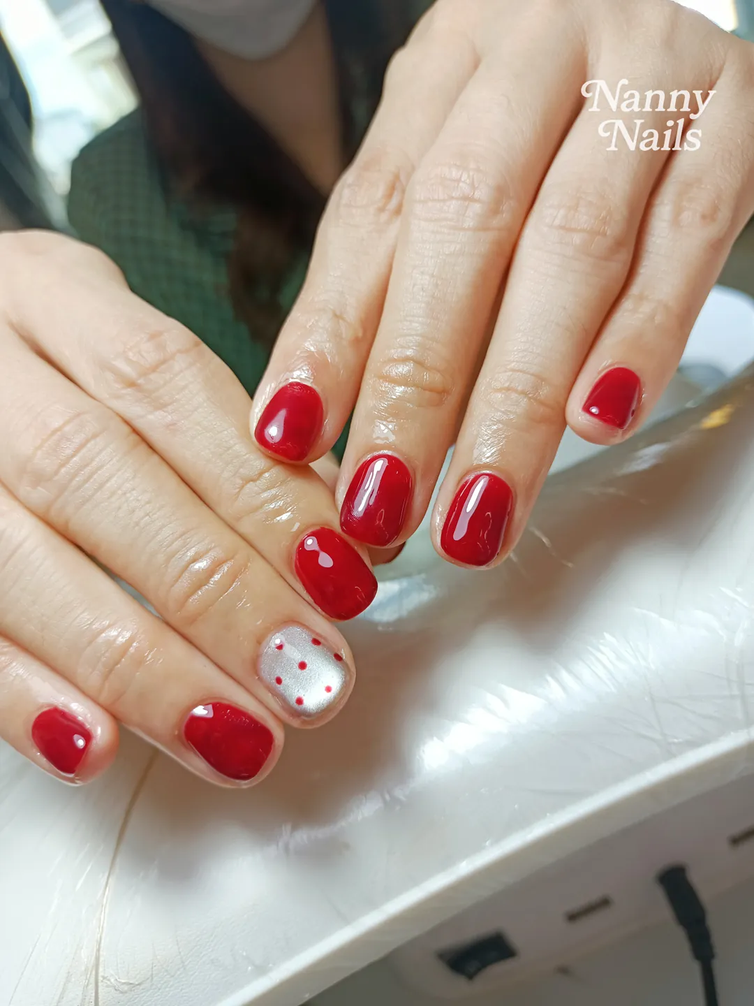 เล็บสีแดงคลาสสิก ดูสดใสสไตล์มินิมอล ลายเล็บมือ แดง ขาว รหัส A101 ร้านทำเล็บนครพนม Nanny Nails