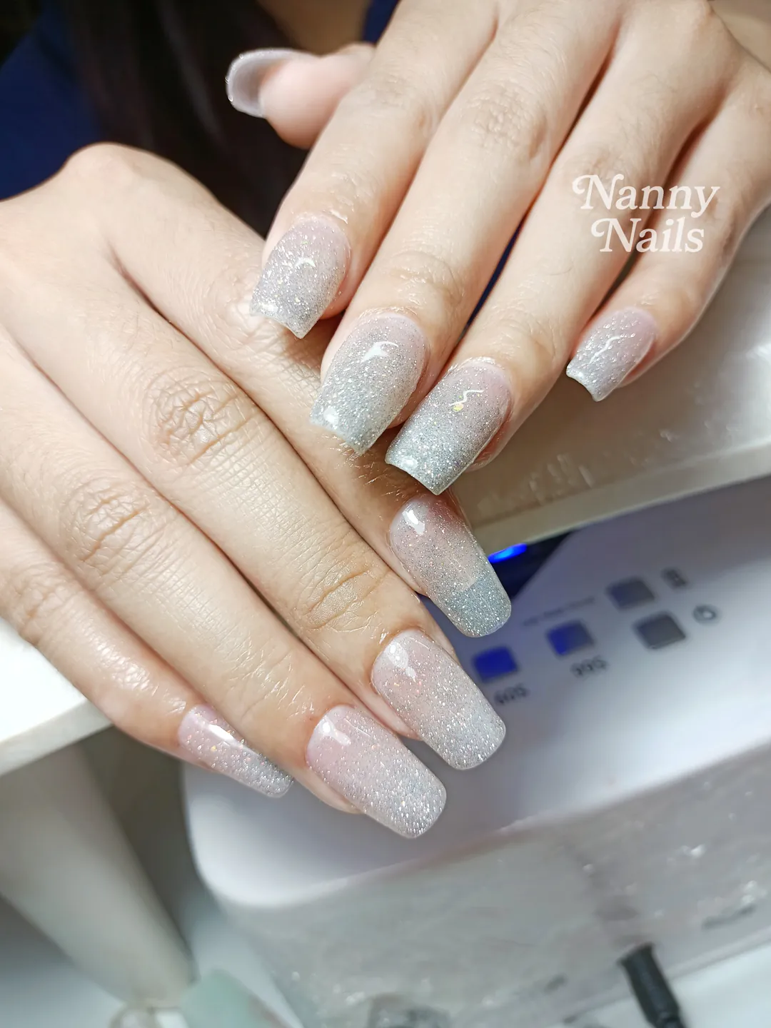 สวยดุจเจ้าหญิงหิมะ งานกลิตเตอร์สีเงินเล่นแสงวิ้งวับ นิ้วเรียวยาวสวยมากค่ะ ลายเล็บมือ นู้ด เงิน รหัส A118 ร้านทำเล็บนครพนม Nanny Nails