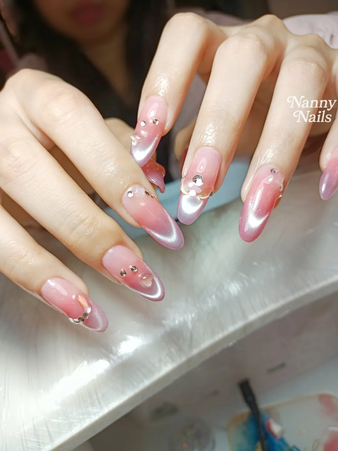 น่ารักเท่าโลก งานไล่สีชมพูหวานๆ ฟีลเจ้าหญิง ลายเล็บมือ ชมพู นู้ด รหัส A122 ร้านทำเล็บนครพนม Nanny Nails