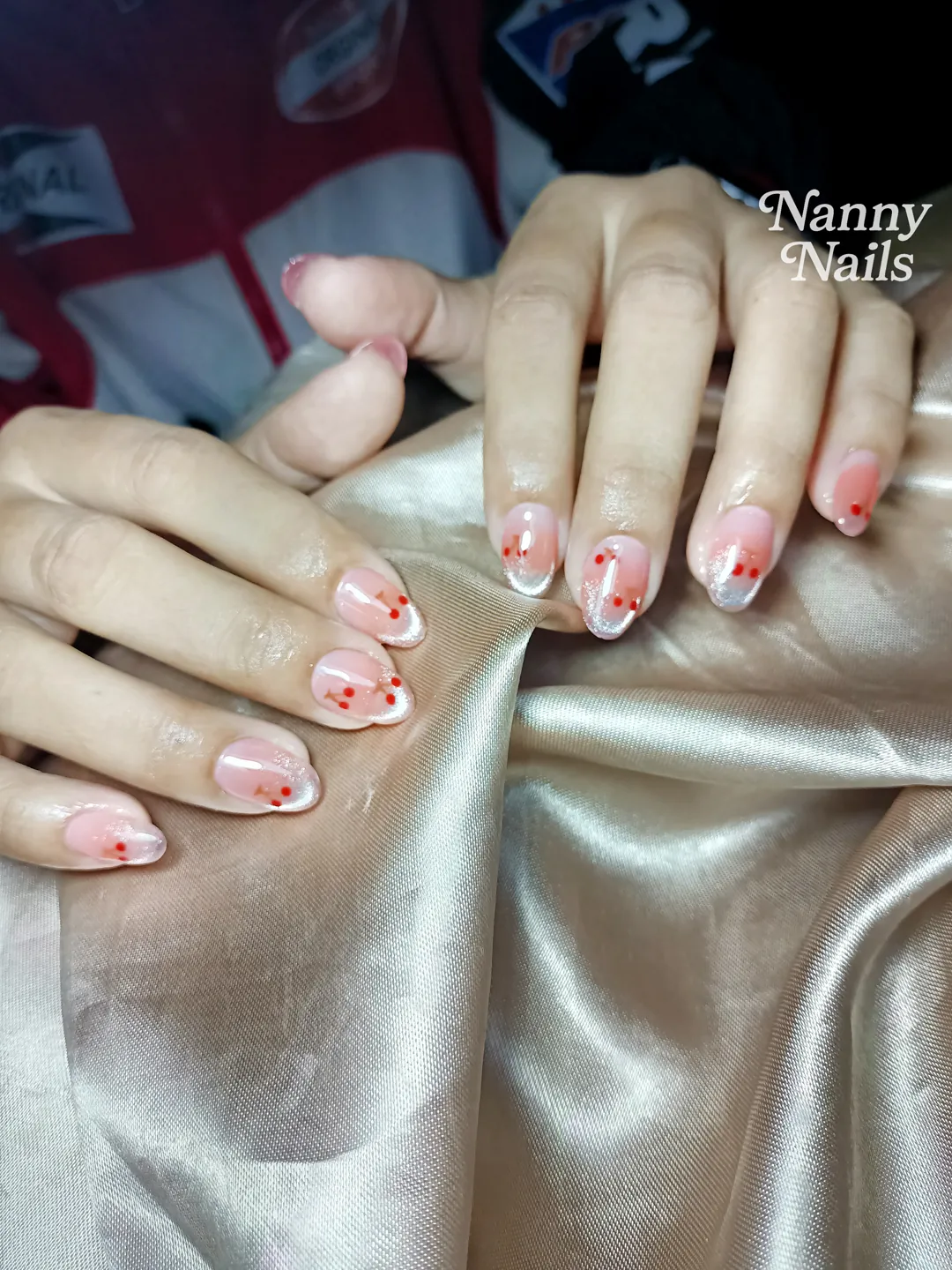หวานละมุนลูกคุณหนู สีไซรัปสุขภาพดี งานละเอียดสไตล์เกาหลี น่าทะนุถนอมสุดๆ ลายเล็บมือ นู้ด แดง เงิน รหัส A131 ร้านทำเล็บนครพนม Nanny Nails