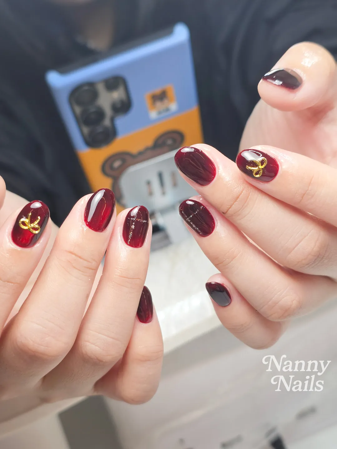 Luxury Bow แดงเบอร์กันดี เสริมลุคด้วยอะไหล่โบว์ทอง สวยสะกดทุกสายตา ลายเล็บมือ แดง ดำ ทอง รหัส A166 ร้านทำเล็บนครพนม Nanny Nails