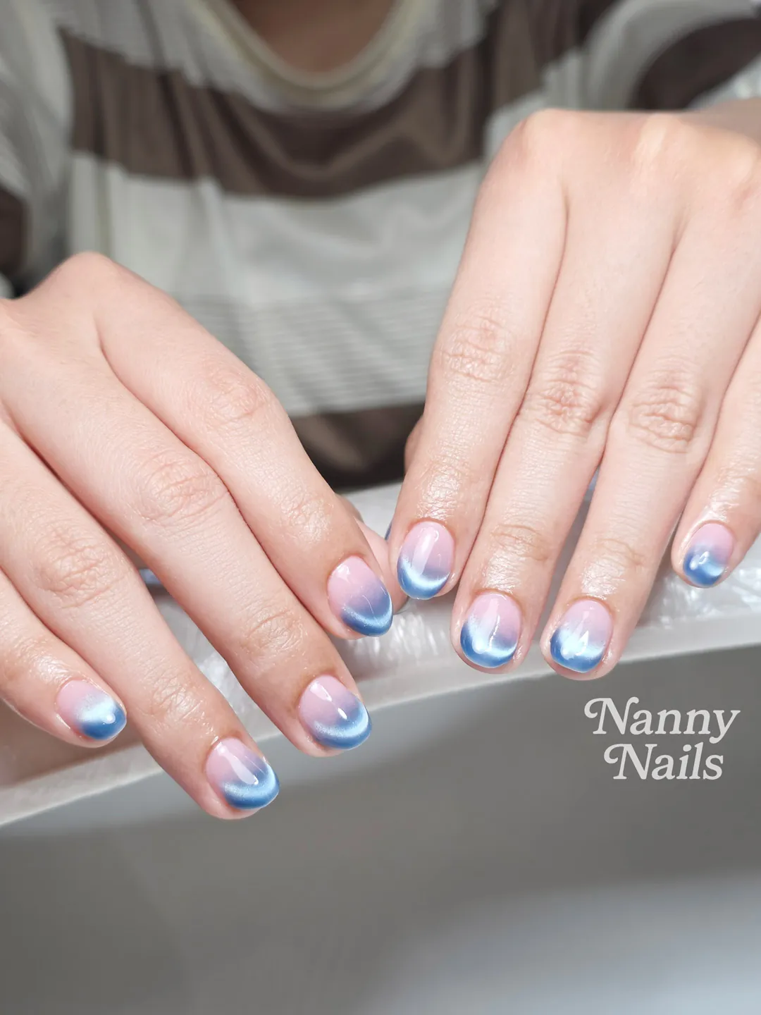 Icy Ombre ไล่สีลูกแก้วปลายฟ้าบนพื้นชมพู สวยแปลกตาไม่ซ้ำใคร ลายเล็บมือ ชมพู ฟ้า น้ำเงิน รหัส A168 ร้านทำเล็บนครพนม Nanny Nails