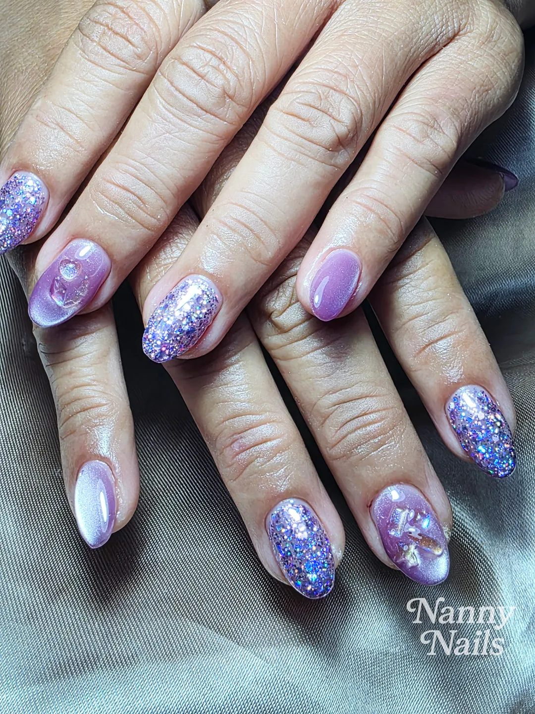 สีม่วงลูกแก้ว แมทช์กับงานกลิตเตอร์ สวยฟุ้งเหมือนอยู่ในความฝัน ลายเล็บมือ ม่วง ขาว รหัส A180 ร้านทำเล็บนครพนม Nanny Nails