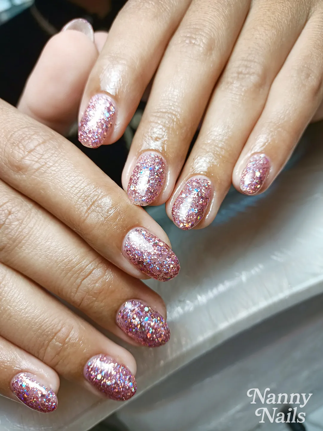 กลิตเตอร์แน่นๆ สีโรสโกลด์ ทาแล้วมือขาวออร่า ลายเล็บมือ ชมพู รหัส A202 ร้านทำเล็บนครพนม Nanny Nails