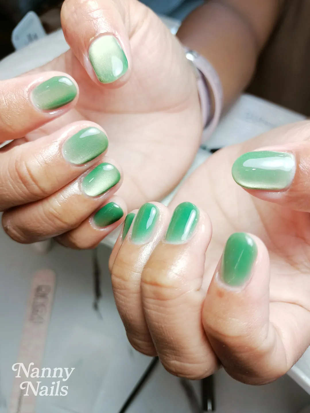 สีเขียวหยกนำโชค สวยเย็นตาดูสง่า เสริมดวงรับทรัพย์แบบปังๆ ลายเล็บมือ เขียว รหัส A203 ร้านทำเล็บนครพนม Nanny Nails