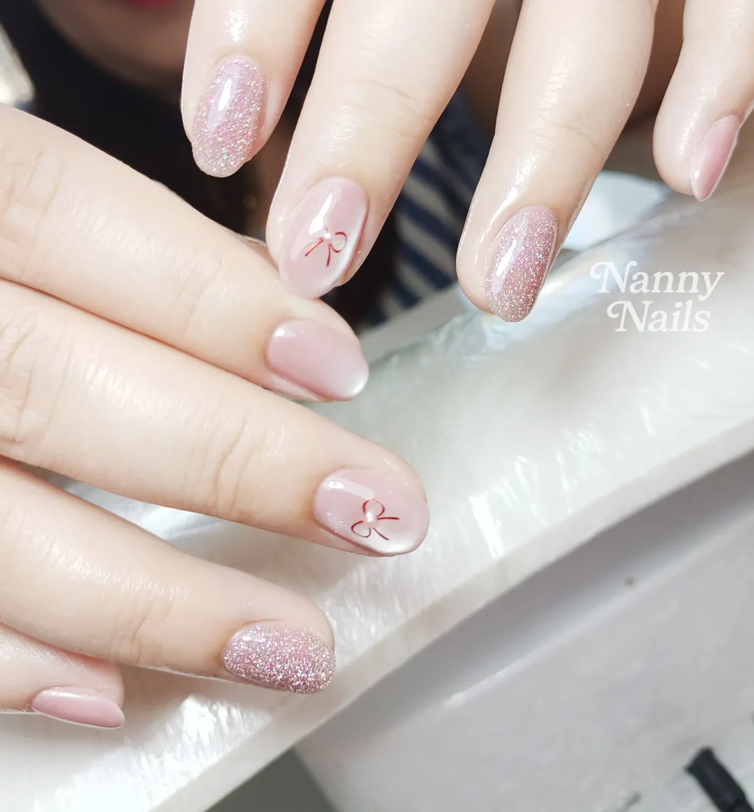 หวานละมุนสไตล์ลูกคุณ สีไซรัปชมพูแมทช์โบว์แดง ลายเล็บมือ นู้ด พีช รหัส A204 ร้านทำเล็บนครพนม Nanny Nails