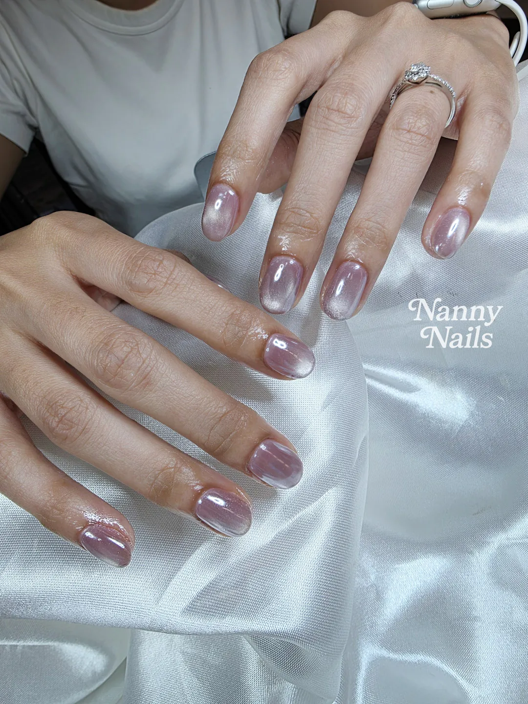 Pink Aurora วิ้งค์วับประกายมุก ผิวขาวใสขึ้นทุกมุมมอง ลายเล็บมือ ม่วง นู้ด รหัส A210 ร้านทำเล็บนครพนม Nanny Nails