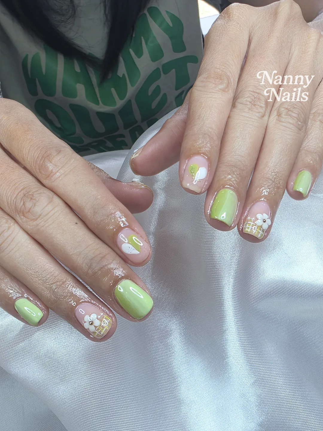 เขียวมะนาวสด แต่งดอกไม้ขาว พร้อมรับซัมเมอร์ ลายเล็บมือ เขียว นู้ด ขาว รหัส A216 ร้านทำเล็บนครพนม Nanny Nails