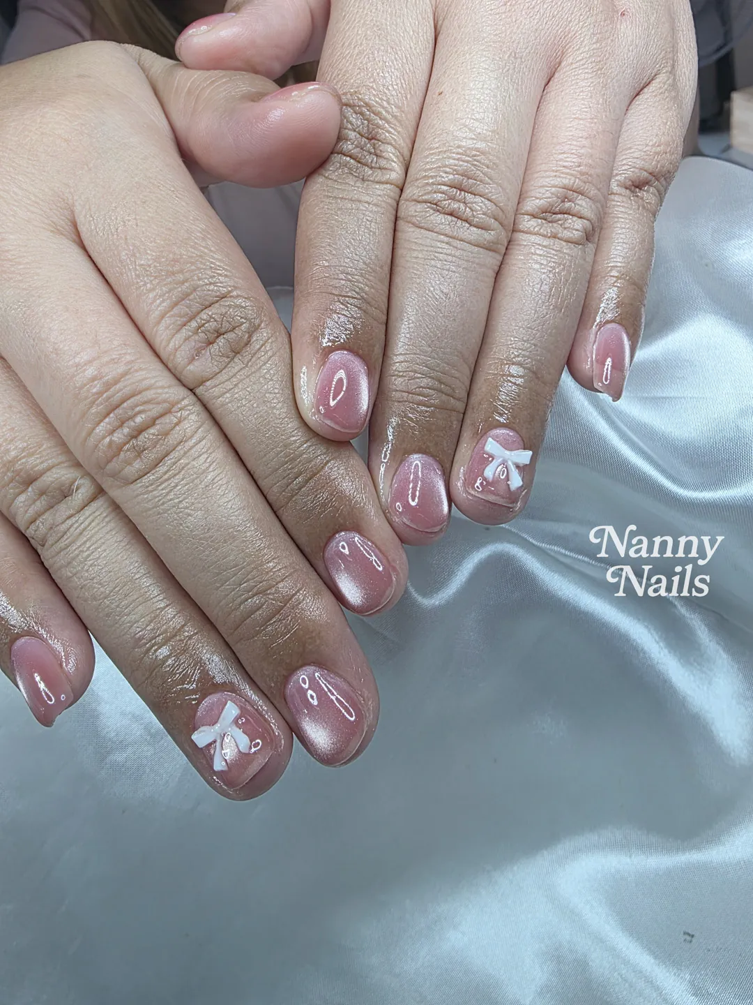 ชมพูติดโบว์ขาว น่ารักสไตล์ Coquette ลายเล็บมือ นู้ด รหัส A217 ร้านทำเล็บนครพนม Nanny Nails