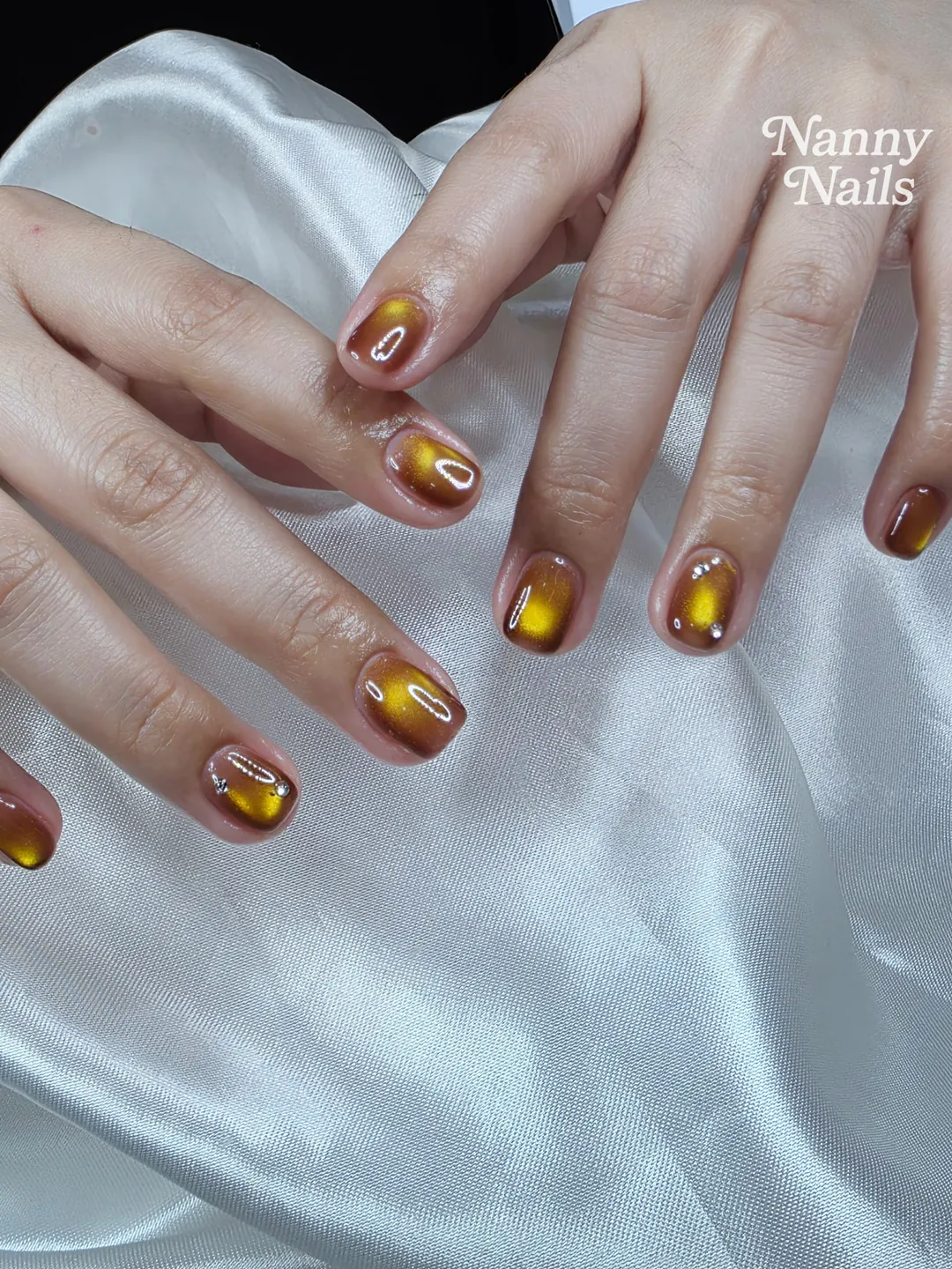 Amber Gold แคทอายสีทองเข้ม เล่นแสงวิ้งค์วับดูแพงมาก ลายเล็บมือ น้ำตาล ทอง รหัส A227 ร้านทำเล็บนครพนม Nanny Nails