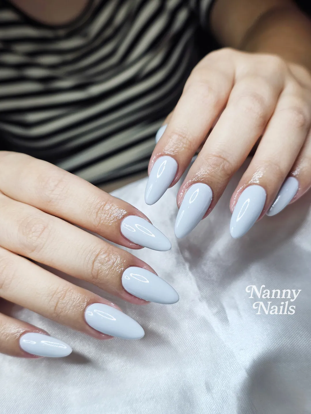 สีหม่นๆ ให้ฟีลสะอาด ดูมีคลาส ลายเล็บมือ เทา รหัส A230 ร้านทำเล็บนครพนม Nanny Nails