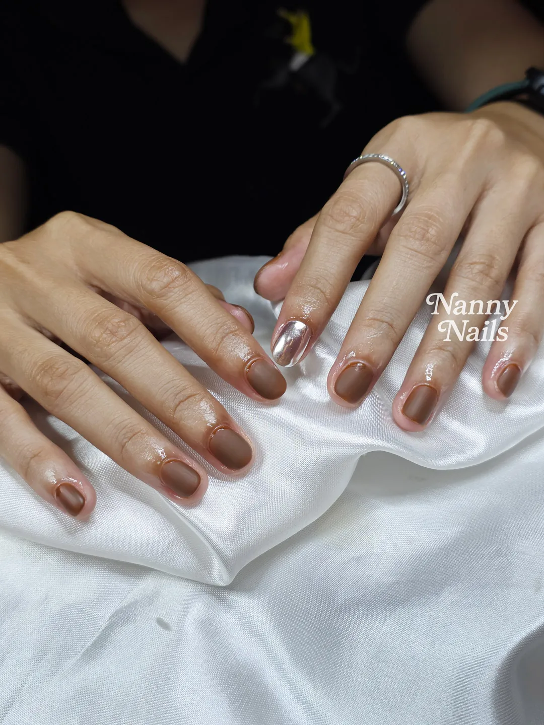 สีแมทช็อกโกแลตเล่นประกาย มินิมอลดูมีสไตล์ ลายเล็บมือ น้ำตาล นู้ด รหัส A234 ร้านทำเล็บนครพนม Nanny Nails