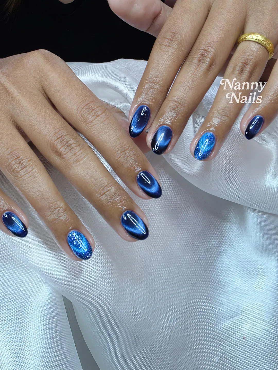 สีลูกแก้ว Navy วิ้งค์วับดูแพง ราวกับเล็บนางเงือก ลายเล็บมือ น้ำเงิน รหัส A235 ร้านทำเล็บนครพนม Nanny Nails
