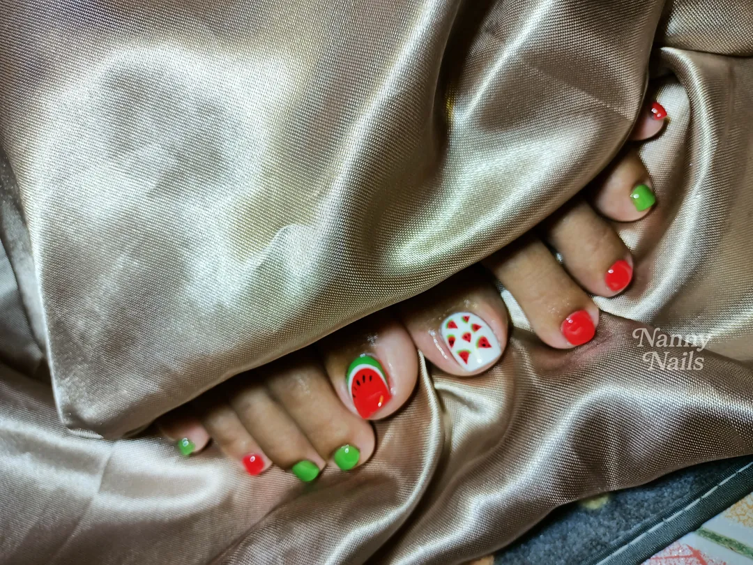Red, Green & White solid colour, hand-painted toenails — nail design A25 at Nanny Nails, nail salon in Nakhon Phanom Thailand