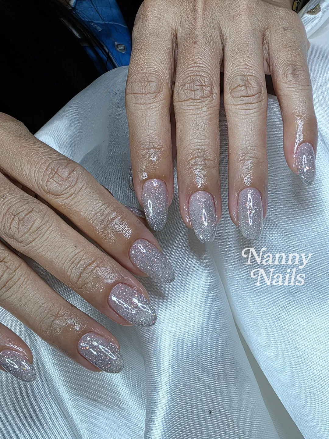 สีกลิตเตอร์วิ้ง ๆ มือแบบนี้ใครก็ต้องสะดุดตา แท็กเพื่อนที่ต้องดูโพสนี้เลย ลายเล็บมือ นู้ด รหัส A262 ร้านทำเล็บนครพนม Nanny Nails
