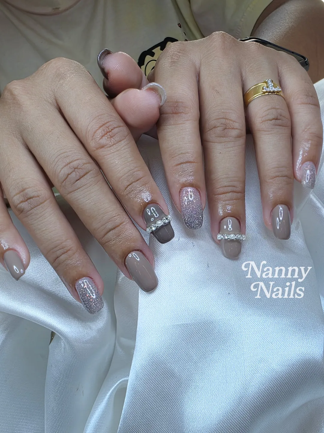 สีพื้นเทา + กลิตเตอร์วิ้งๆ Minimal Style ที่ดูดีทุกโอกาส ลายเล็บมือ น้ำตาล นู้ด รหัส A293 ร้านทำเล็บนครพนม Nanny Nails