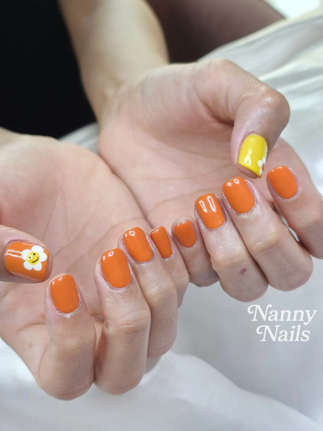 ส้มสด + เหลืองสดใส ลายเล็บมือ ส้ม เหลือง ขาว รหัส A296 ร้านทำเล็บนครพนม Nanny Nails