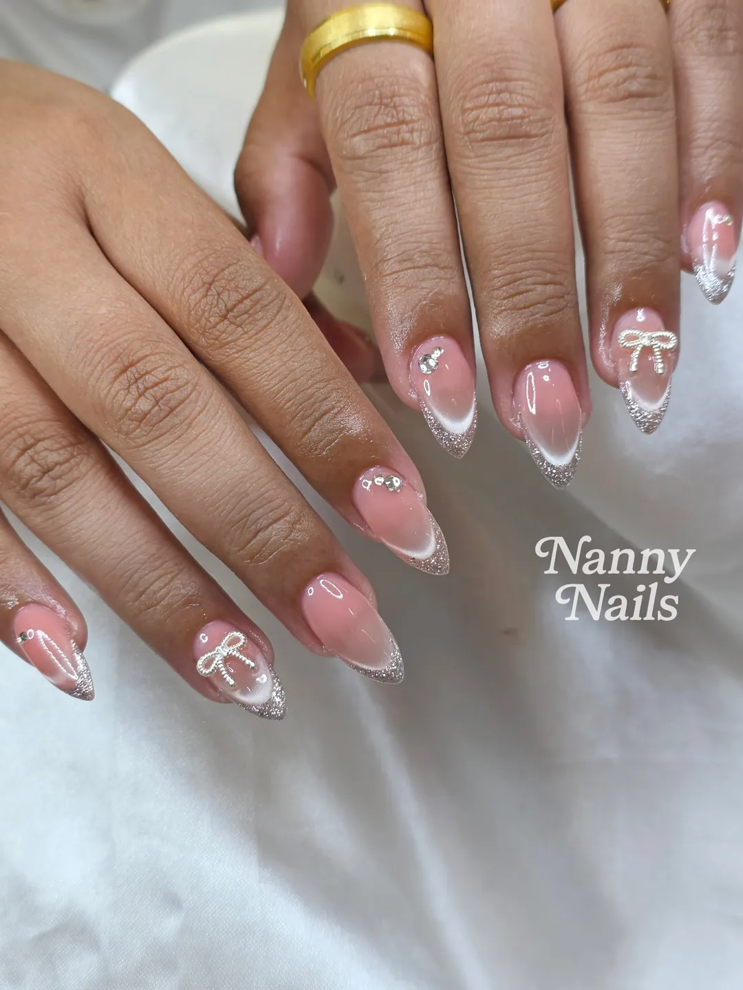 French ปลายกลิตเตอร์ + โบว์ขาว เล็บที่ดูแพงกว่าราคา ทำได้ที่นครพนม ลายเล็บมือ นู้ด เงิน รหัส A306 ร้านทำเล็บนครพนม Nanny Nails