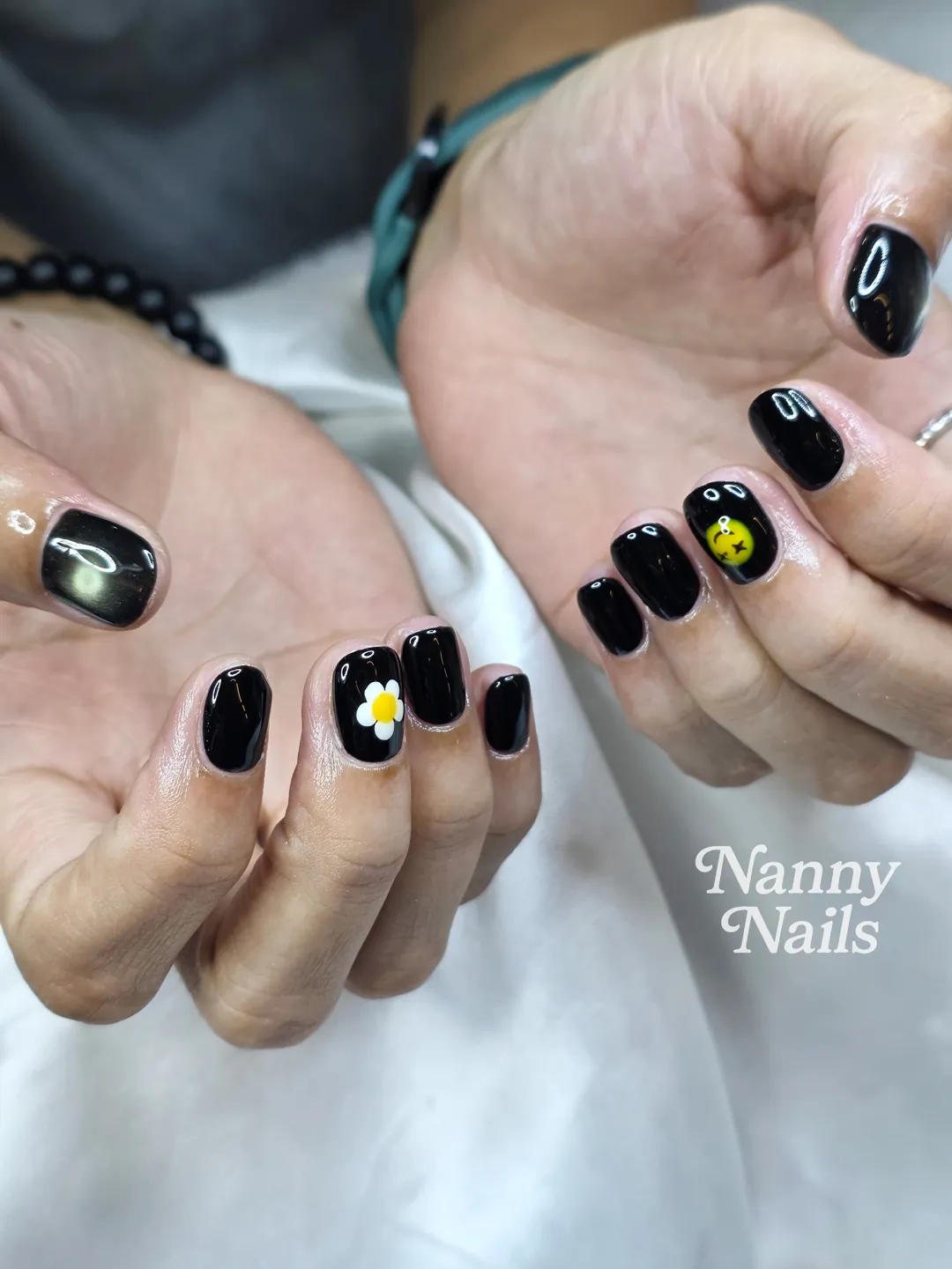 สีดำ + ดอกไม้ เล็บที่ทำแล้วจะกลับมาทำซ้ำแน่นอน ลายเล็บมือ ดำ ขาว เหลือง รหัส A309 ร้านทำเล็บนครพนม Nanny Nails