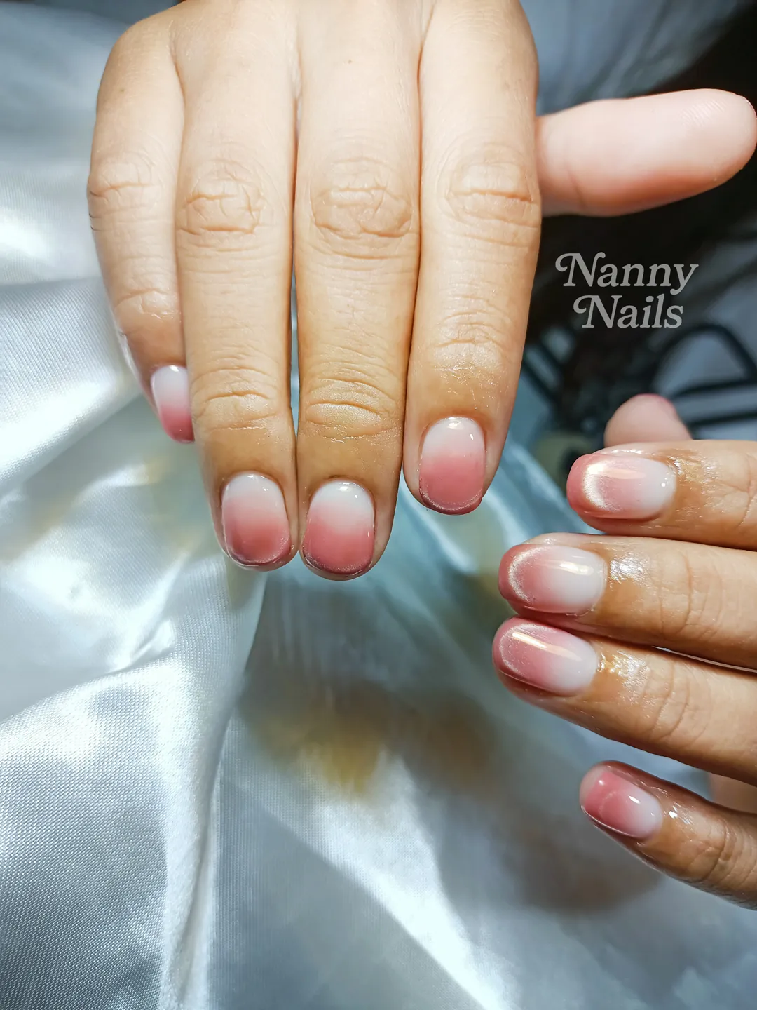 เล็บออมเบรสีชมพูหวานๆ ที่ไล่เฉดจากใสไปเป็นชมพูที่ปลายเล็บ พร้อมเอฟเฟคลูกแก้วที่ส่องแสงวิ้งวาว 💕 ลายเล็บมือ ชมพู นู้ด รหัส A34 ร้านทำเล็บนครพนม Nanny Nails
