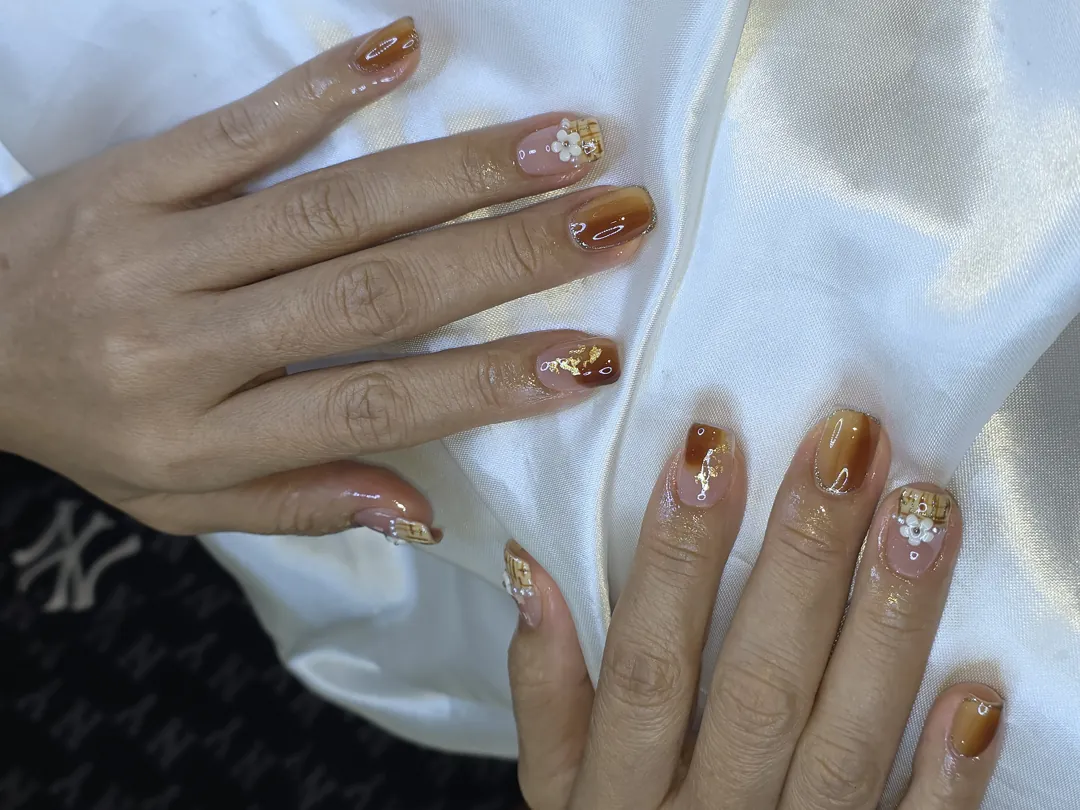 น้ำตาล นู้ด ขาว ออมเบร เพ้นท์ลาย ติดเพชร ลายเล็บมือ น้ำตาล นู้ด ขาว รหัส A351 ร้านทำเล็บนครพนม Nanny Nails