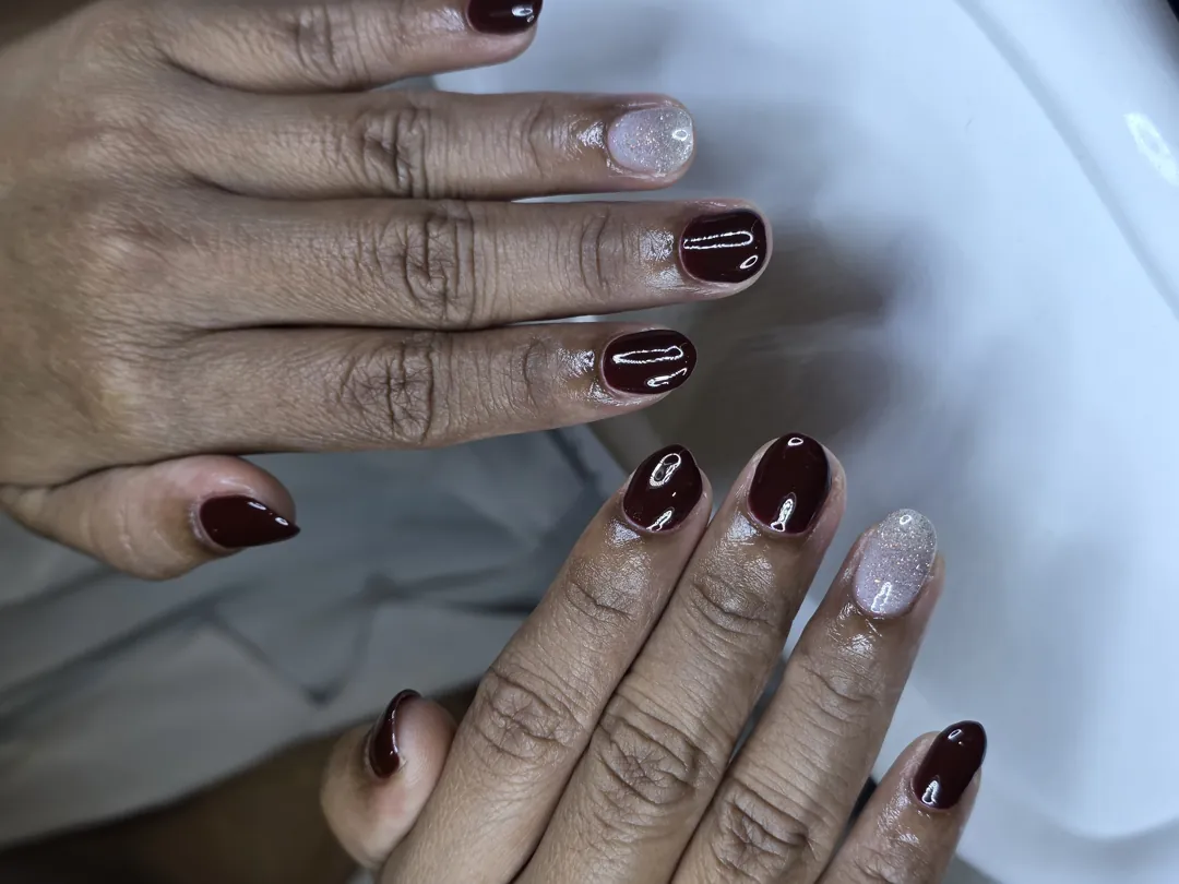 Wine Brown + Glitter Cat Eye Ombre สายหรูมินิมอล 🍷✨ ลายเล็บมือ น้ำตาล ขาว รหัส A380 ร้านทำเล็บนครพนม Nanny Nails