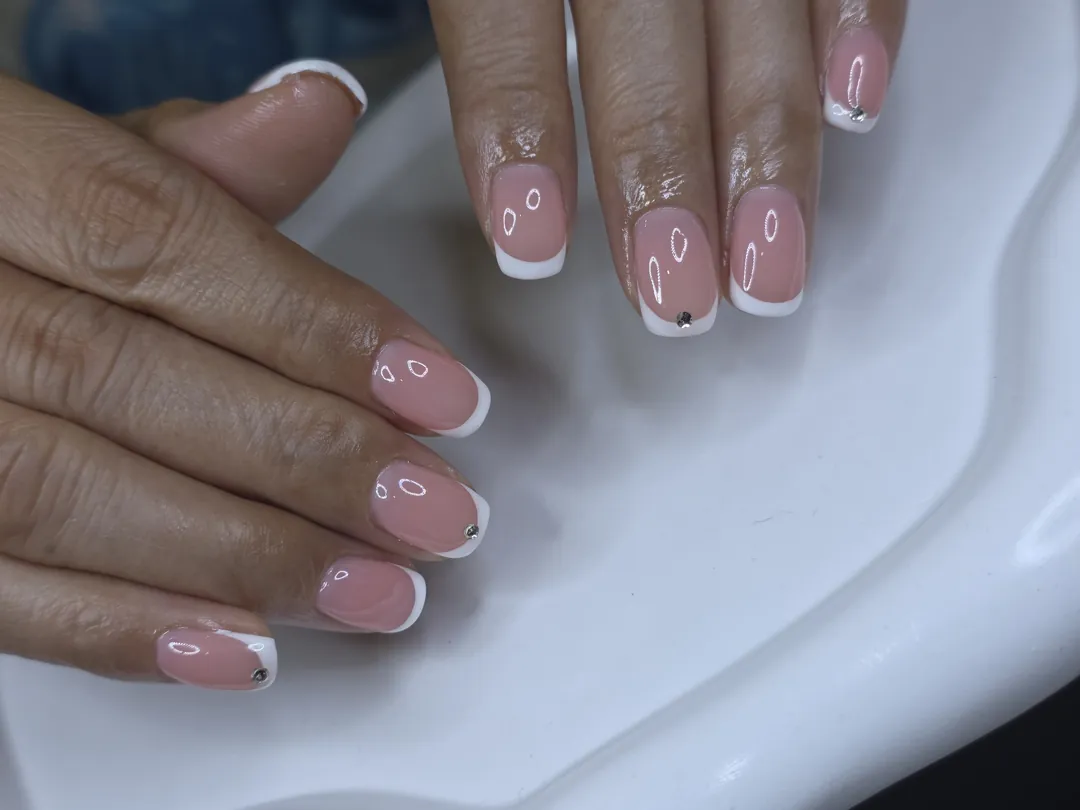 French ชมพูนู้ด + วงรีมินิมอล ประดับจุดสวารอฟสกี้ หวานเรียบหรู 💅✨ ลายเล็บมือ นู้ด ขาว รหัส A382 ร้านทำเล็บนครพนม Nanny Nails