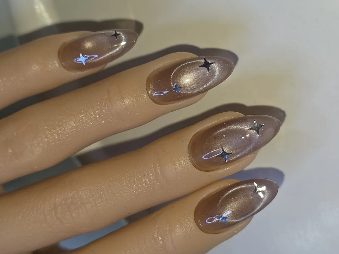 Cat Eye สีนู้ด-น้ำตาล + ลายดาวช้ตติ้งสตาร์ หรูดูมีมิติ ✨🤎 ลายเล็บมือ น้ำตาล นู้ด รหัส A383 ร้านทำเล็บนครพนม Nanny Nails