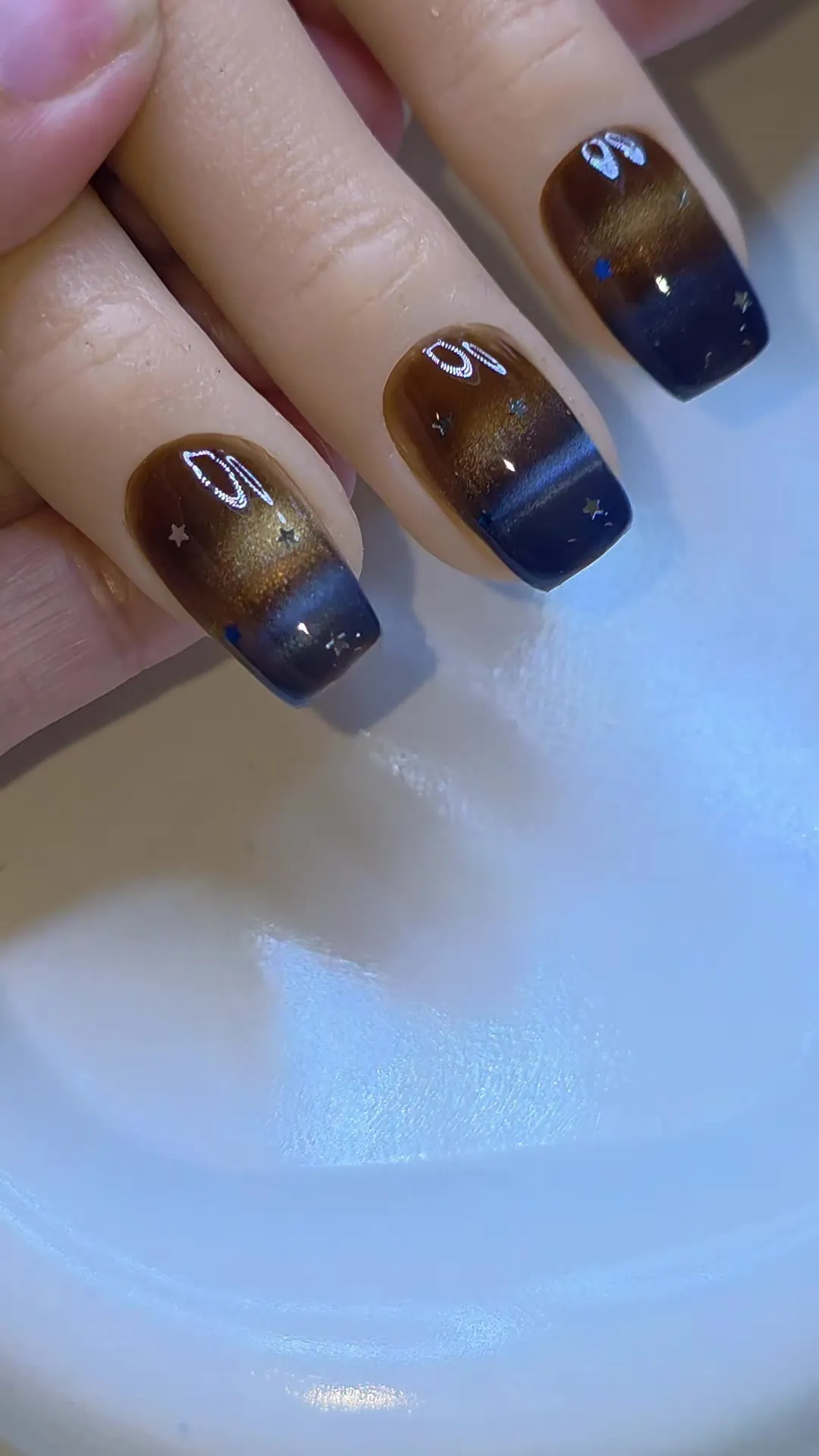 Cat Eye ทอง-น้ำเงิน + ลายดาวเสาร์ กาแล็กซี่หรูสไตล์เกาหลี ✨🪐 ลายเล็บมือ ทอง น้ำเงิน ดำ รหัส A386 ร้านทำเล็บนครพนม Nanny Nails