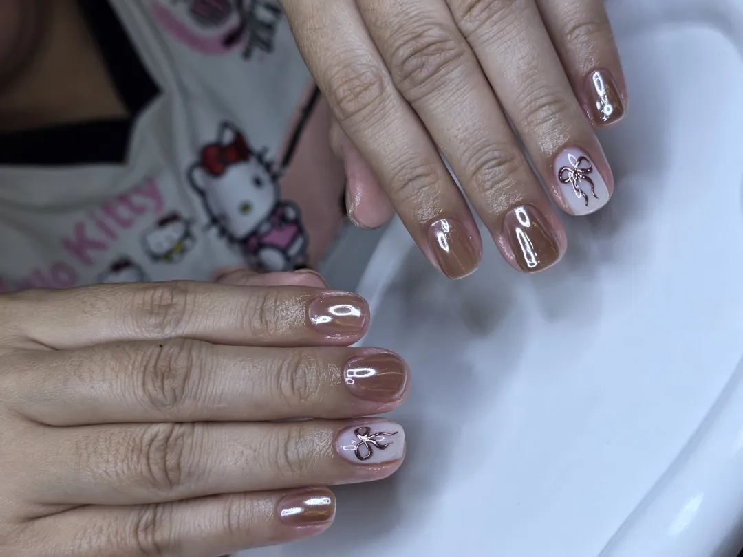 Nude Brown Chrome + ลายโบว์มินิมอล สายหวานเรียบหรู 🎀✨ ลายเล็บมือ น้ำตาล นู้ด รหัส A387 ร้านทำเล็บนครพนม Nanny Nails