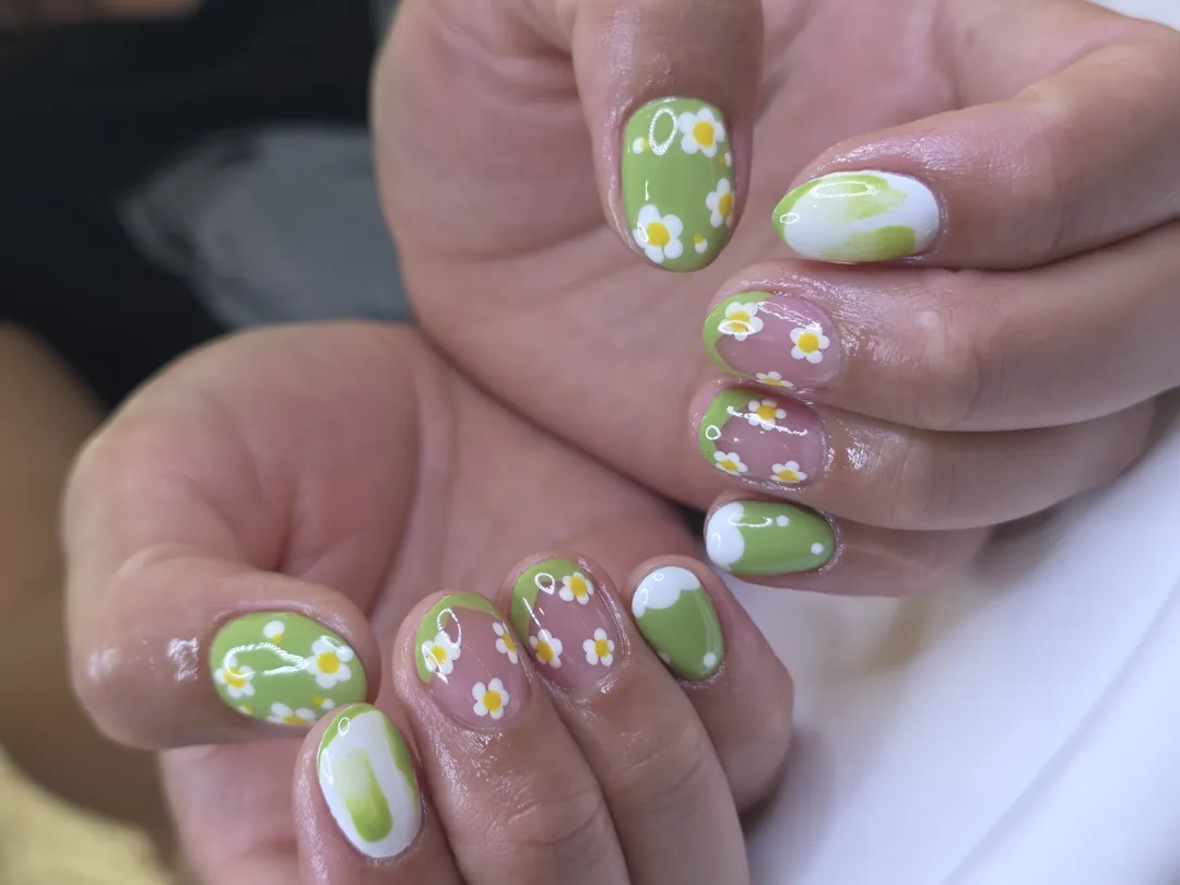 เขียวมะนาว-ขาว + ลายดอกเดซี่ สดใสสไตล์เกาหลี 🌼🍃 ลายเล็บมือ เขียว นู้ด ขาว รหัส A395 ร้านทำเล็บนครพนม Nanny Nails