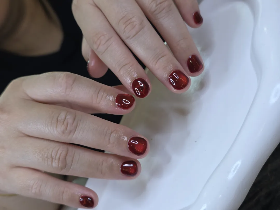Wine Red + Glossy Chrome ลายเส้นวงขาวมินิมอล 🍷✨ ลายเล็บมือ แดง รหัส A403 ร้านทำเล็บนครพนม Nanny Nails