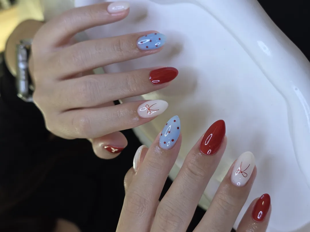แดง-ฟ้า-ครีมนู้ด + ลาย Bow จุดจิ๋ว หวานมินิมอลสไตล์เกาหลี 🎀🍒 ลายเล็บมือ แดง ฟ้า นู้ด รหัส A428 ร้านทำเล็บนครพนม Nanny Nails