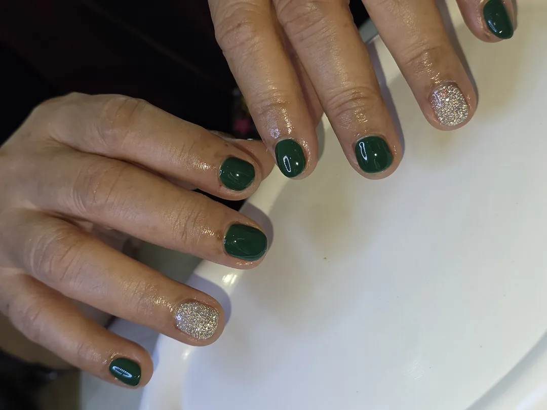 เขียวเข้ม + Glitter Accent นิ้วนางเด่น สวยหรูมินิมอล ✨💚 ลายเล็บมือ เขียว ทอง รหัส A435 ร้านทำเล็บนครพนม Nanny Nails