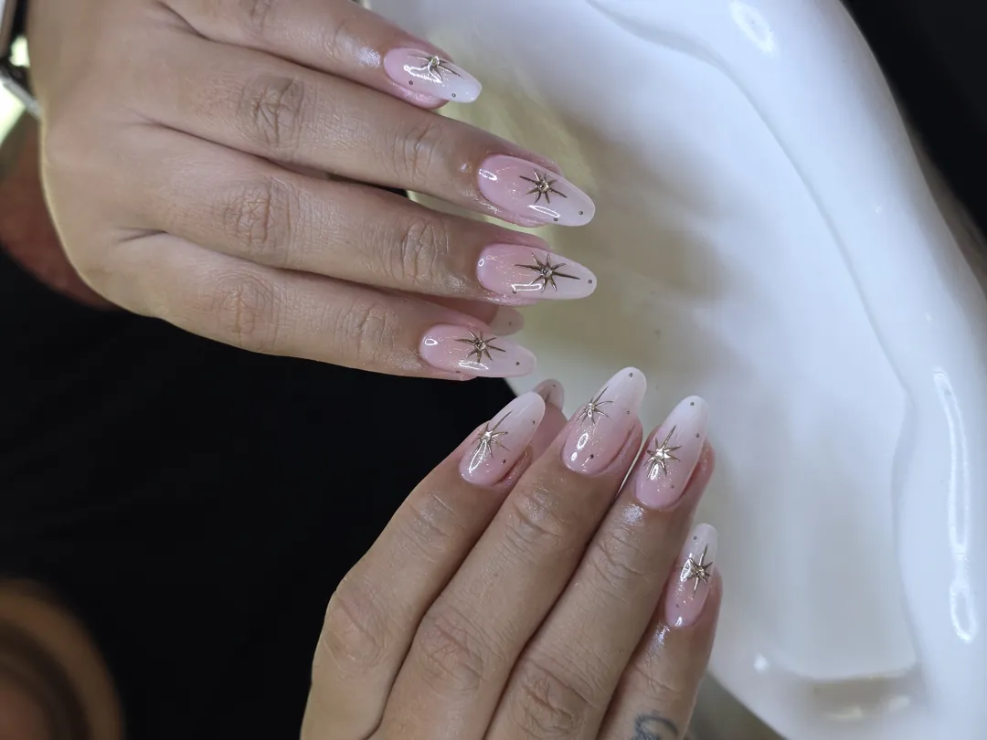 Baby Pink Ombre + ลาย Star Shooting เกล็ดกากเพชร หวานมินิมอล ✨🤍 ลายเล็บมือ นู้ด ขาว รหัส A441 ร้านทำเล็บนครพนม Nanny Nails