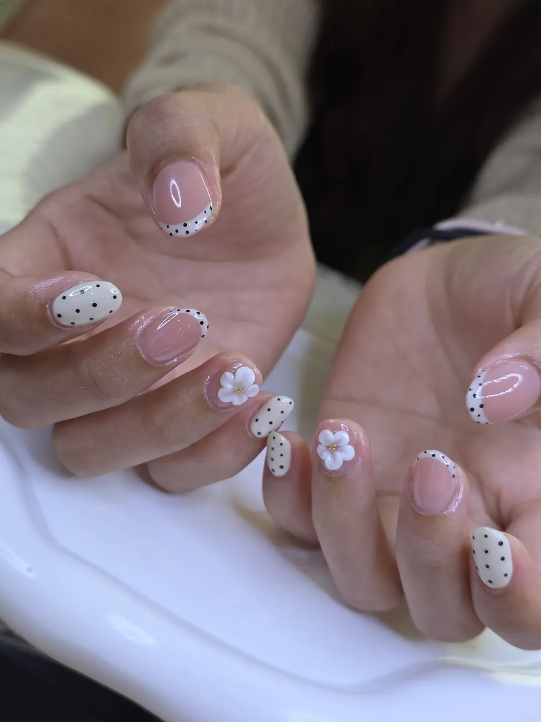 นู้ด + ขาวลาย Polka Dot ดำ + ดอกไม้ขาว 🌼 ลายเล็บมือ นู้ด ขาว ดำ รหัส A493 ร้านทำเล็บนครพนม Nanny Nails