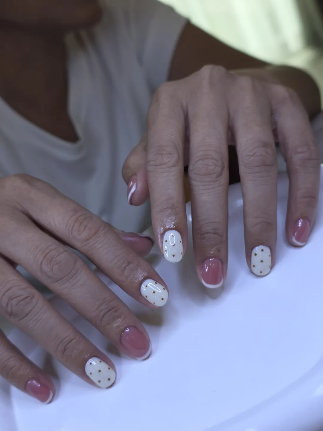 ชมพูนู้ด French ขาว + ขาวจุดทอง 🤍 ลายเล็บมือ ขาว ชมพู รหัส A513 ร้านทำเล็บนครพนม Nanny Nails