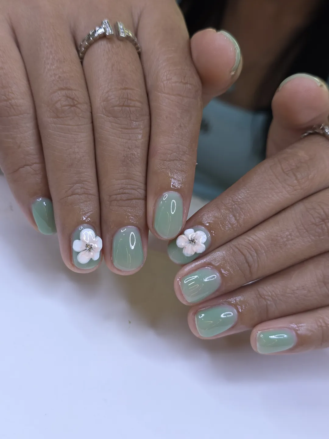 เขียวเซจ + ดอกไม้ขาวนูน 3D 🌼 ลายเล็บมือ เขียว ขาว รหัส A516 ร้านทำเล็บนครพนม Nanny Nails