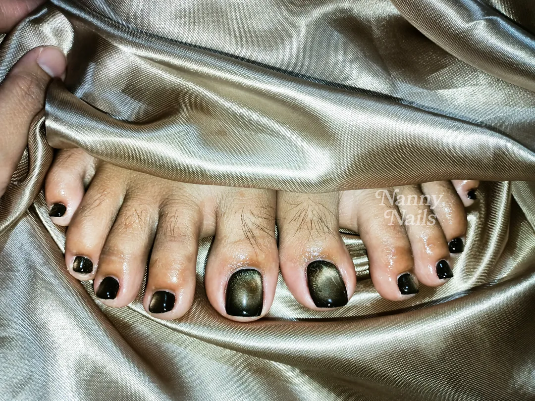 Black cat eye toenails — nail design A55 at Nanny Nails, nail salon in Nakhon Phanom Thailand