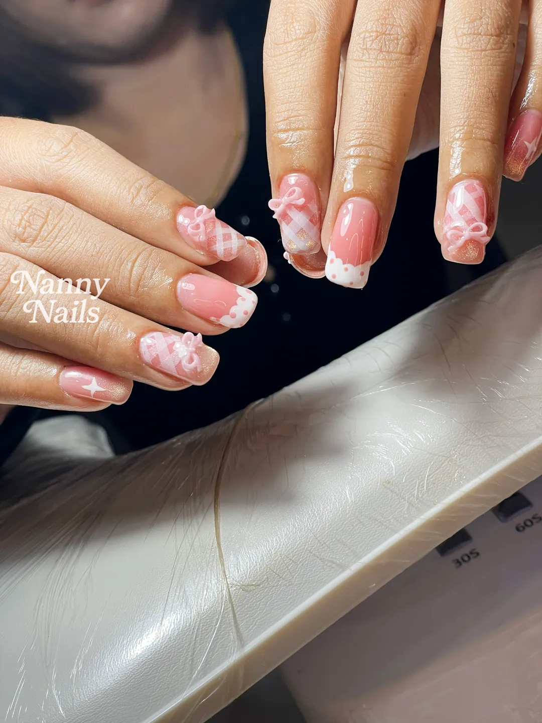 ปีใหม่นี้ขอหวานๆ ด้วยเล็บสีชมพูลายริบบิ้นแสนน่ารัก ลายเล็บมือ ชมพู ขาว รหัส A85 ร้านทำเล็บนครพนม Nanny Nails