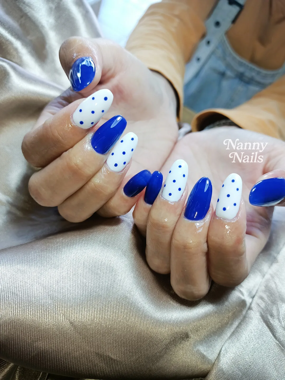 เล็บลายพอลก้าดอทสีน้ำเงิน ดูสดใสสไตล์มินิมอล ลายเล็บมือ น้ำเงิน ขาว รหัส A92 ร้านทำเล็บนครพนม Nanny Nails