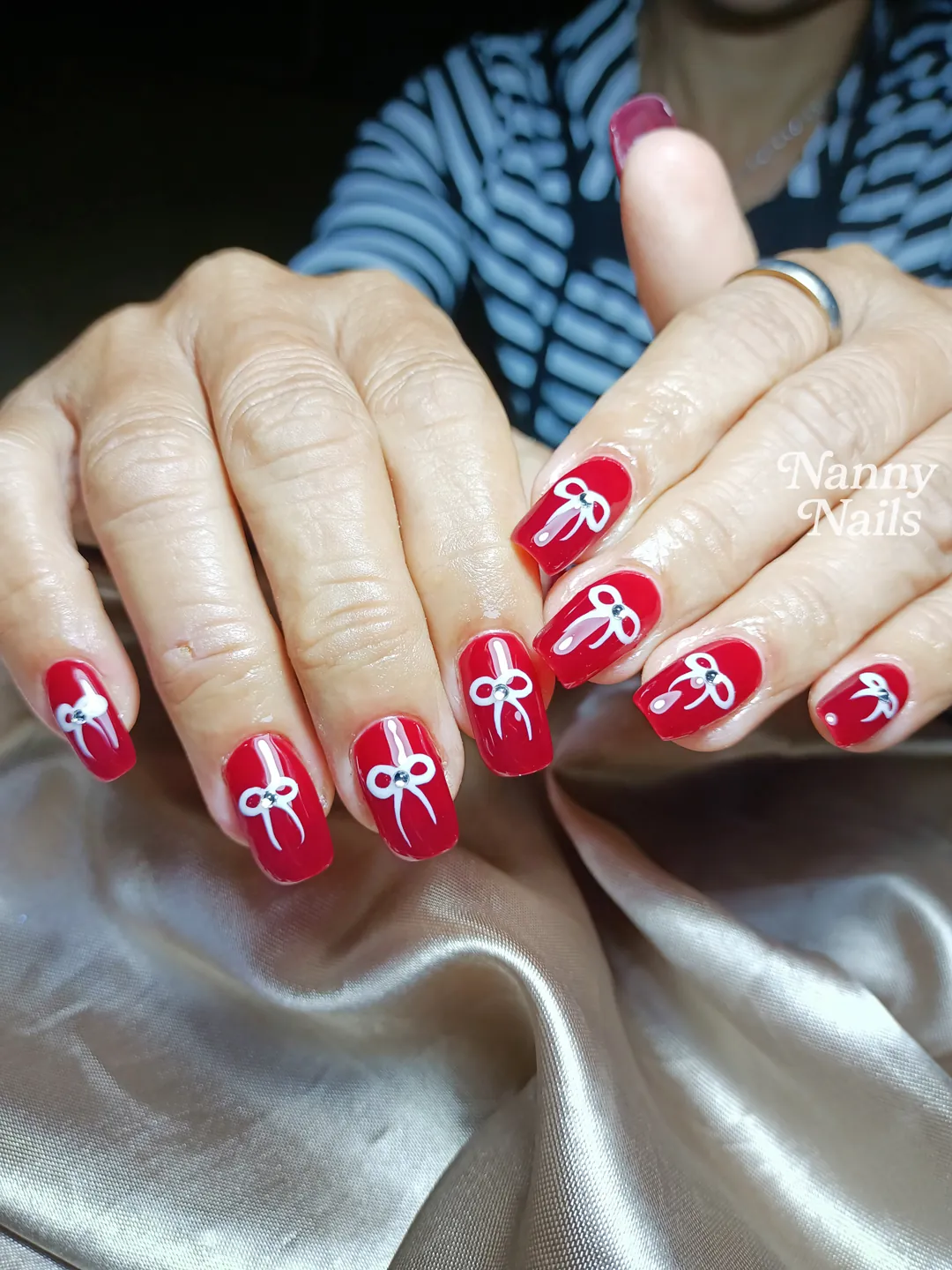 เล็บสีแดงเข้ม ตกแต่งโบว์ขาวสุดคิวท์ ลายเล็บมือ แดง ขาว รหัส A94 ร้านทำเล็บนครพนม Nanny Nails