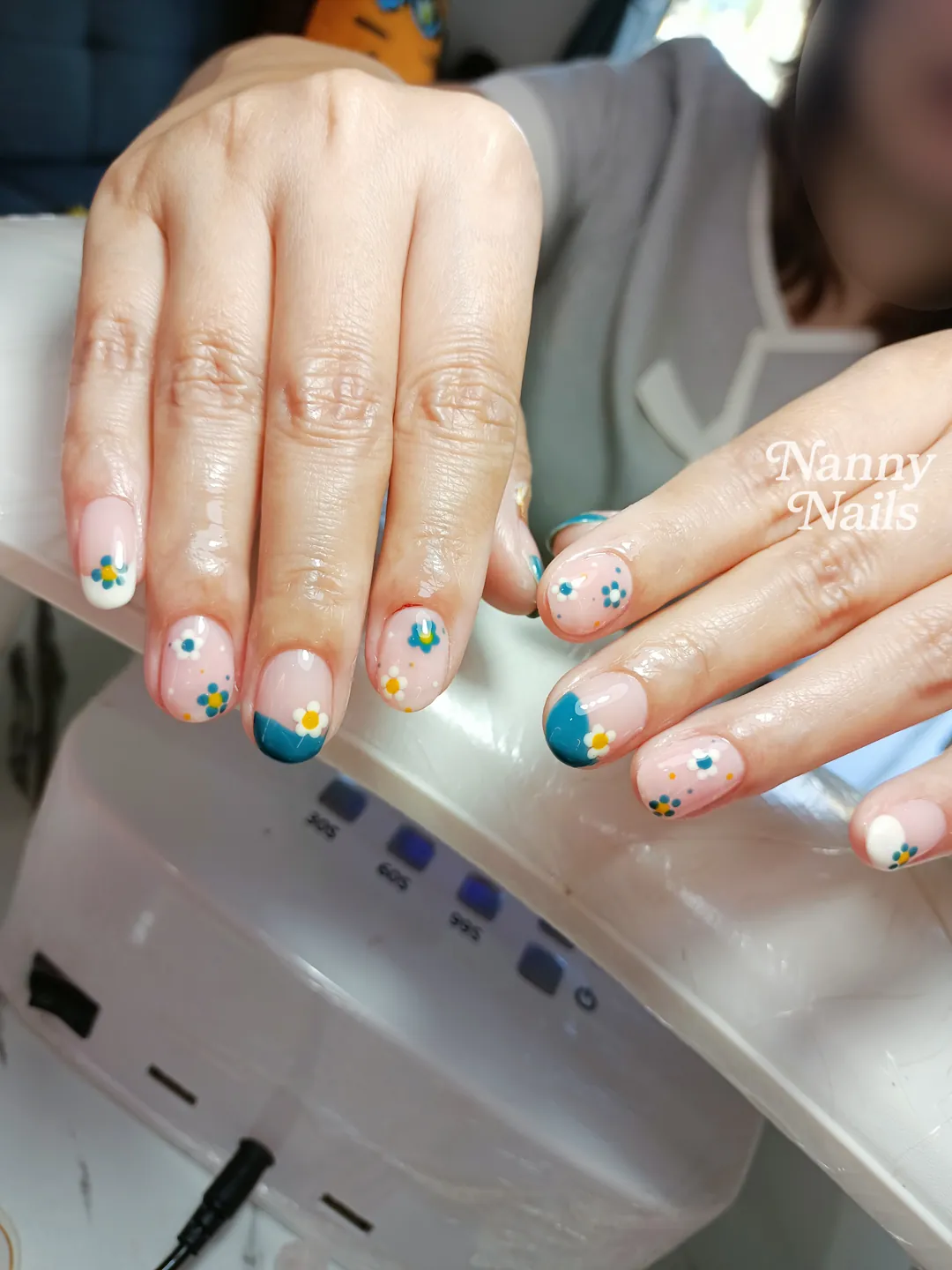 เล็บสีนู้ดชมพู ประดับลายดอกเดซี่สีฟ้าสดใส ลายเล็บมือ นู้ด ฟ้า เหลือง รหัส A98 ร้านทำเล็บนครพนม Nanny Nails