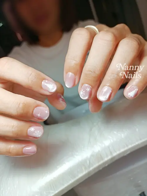 สีชมพูหวานๆ ตัดกับสีขาว ละมุนใจมากค่ะ รูปที่ 1 รหัส A116 ร้านทำเล็บนครพนม