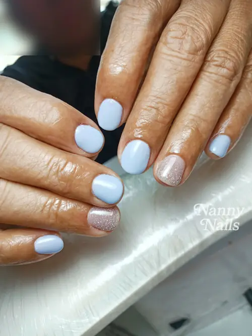 Blue Sky Serenity สีฟ้าอ่อนสะอาดตา แมทช์กับเล็บกลิตเตอร์สีเงิน ให้ลุคสุภาพที่ดูมีคลาส รหัส A157