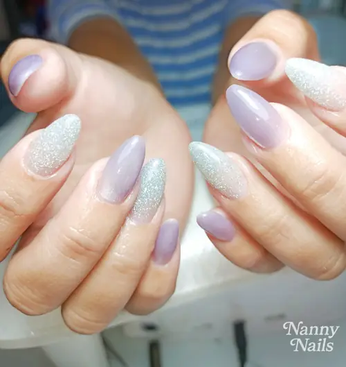 สีม่วงพาสเทลทรงอัลมอนด์ แมทช์กับกลิตเตอร์วิ้งค์ๆ ให้ลุคเจ้าหญิงหวาน ๆ รหัส A190