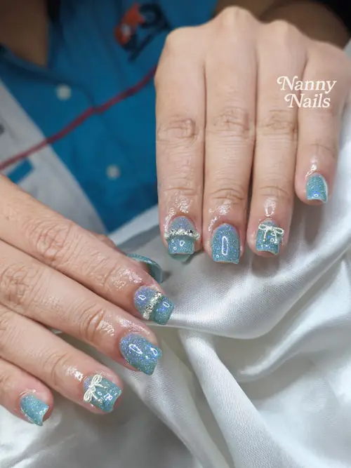 สีฟ้าวิ้งค์วับ ติดโบว์เงิน ราวกับใต้ท้องทะเล รูปที่ 1 รหัส A243 ร้านทำเล็บนครพนม