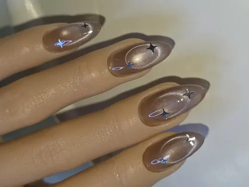 Cat Eye สีนู้ด-น้ำตาล + ลายดาวช้ตติ้งสตาร์ หรูดูมีมิติ ✨🤎 รหัส A383