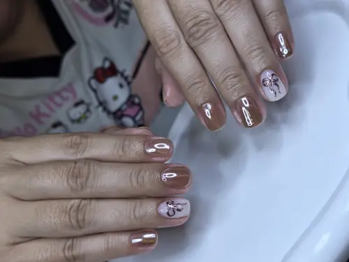 Nude Brown Chrome + ลายโบว์มินิมอล สายหวานเรียบหรู 🎀✨ รหัส A387